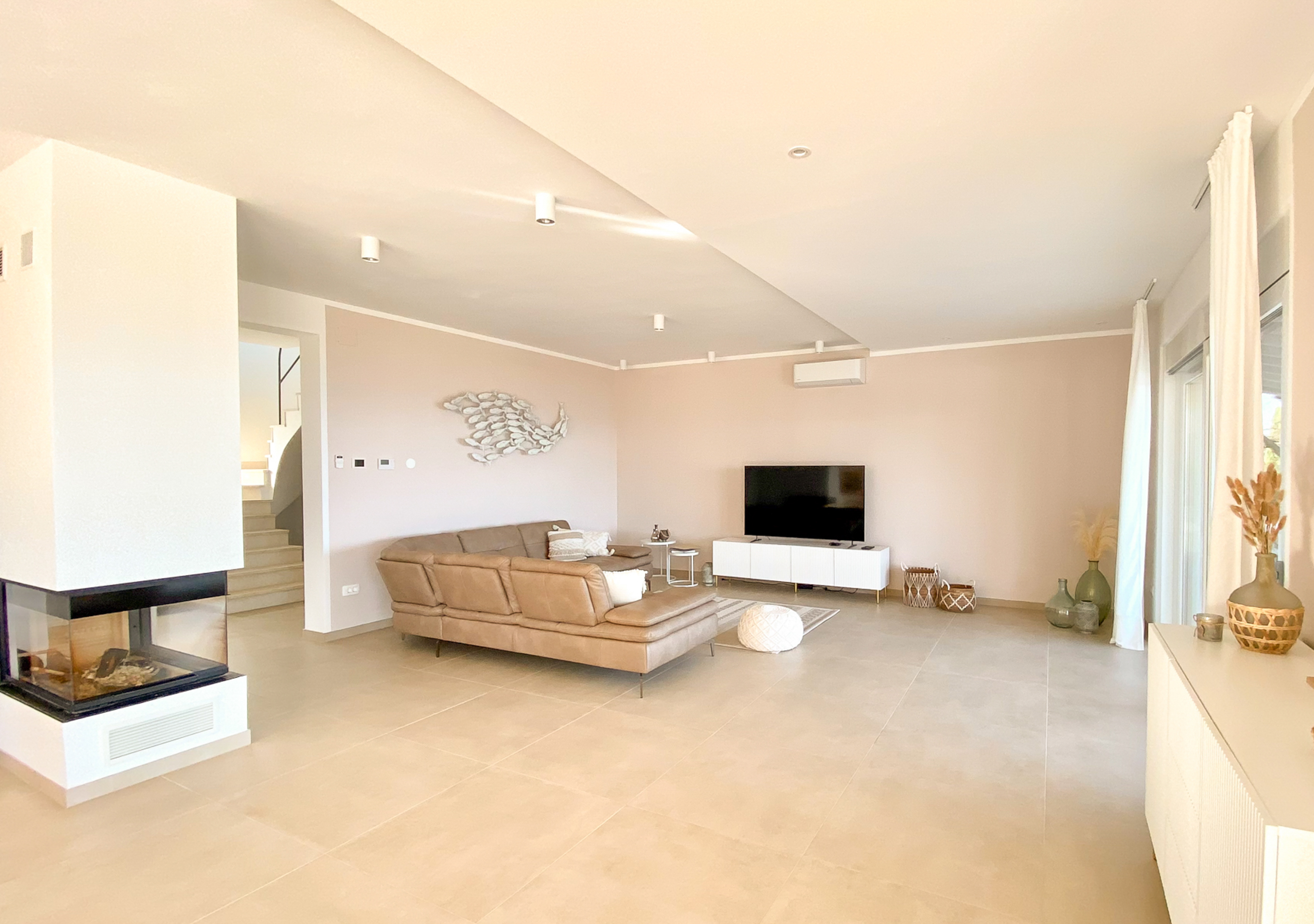 Wohnzimmer mit Kamin